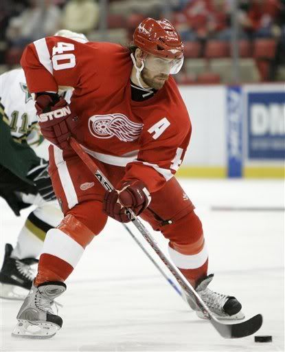 ZetterbergofSwedencarriesthepuckaga.jpg