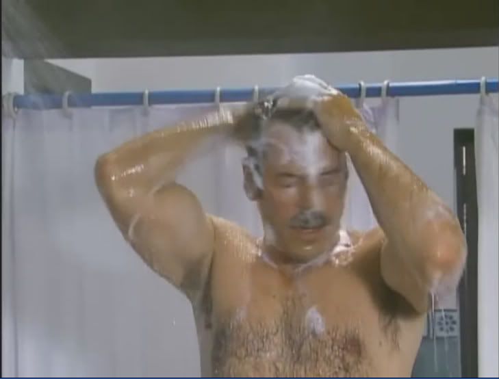 HOMBRE DESNUDO DUCHA BELLO hombre desnudo ducha bello: