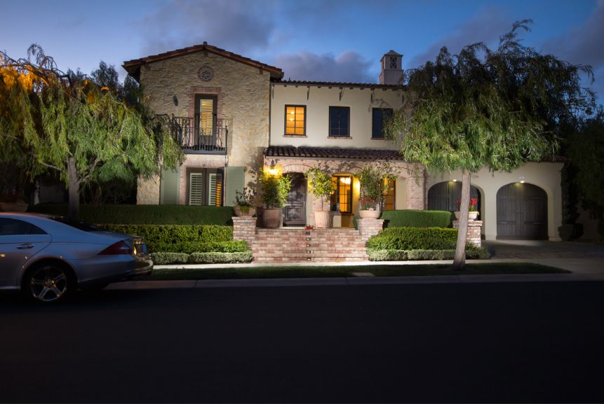 IMAGE: http://i174.photobucket.com/albums/w86/Autopics27/Twilight%20exterior%20shots/Houselitup.jpg