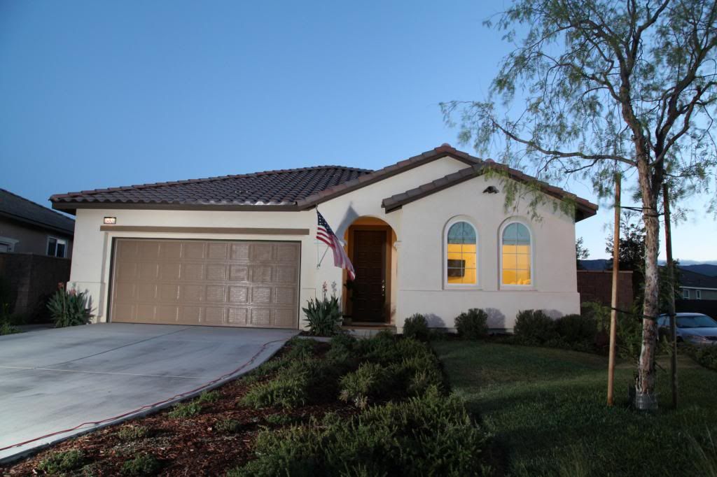 IMAGE: http://i174.photobucket.com/albums/w86/Autopics27/Twilight%20exterior%20shots/summerlynightshot018.jpg